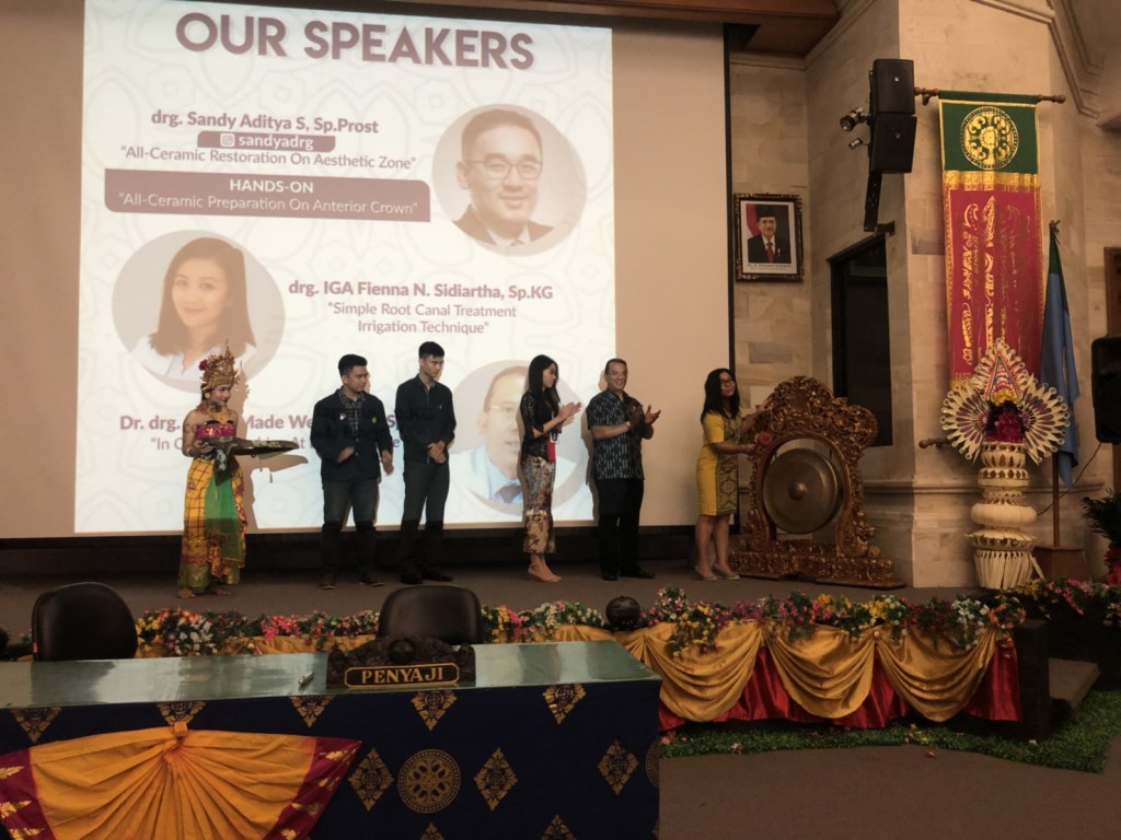 Pembukaan Acara UDSS 2018 dengan pemukulan gong oleh Koordinator Program Studi Dr.dr.Ni Made Linawati, Msi 
